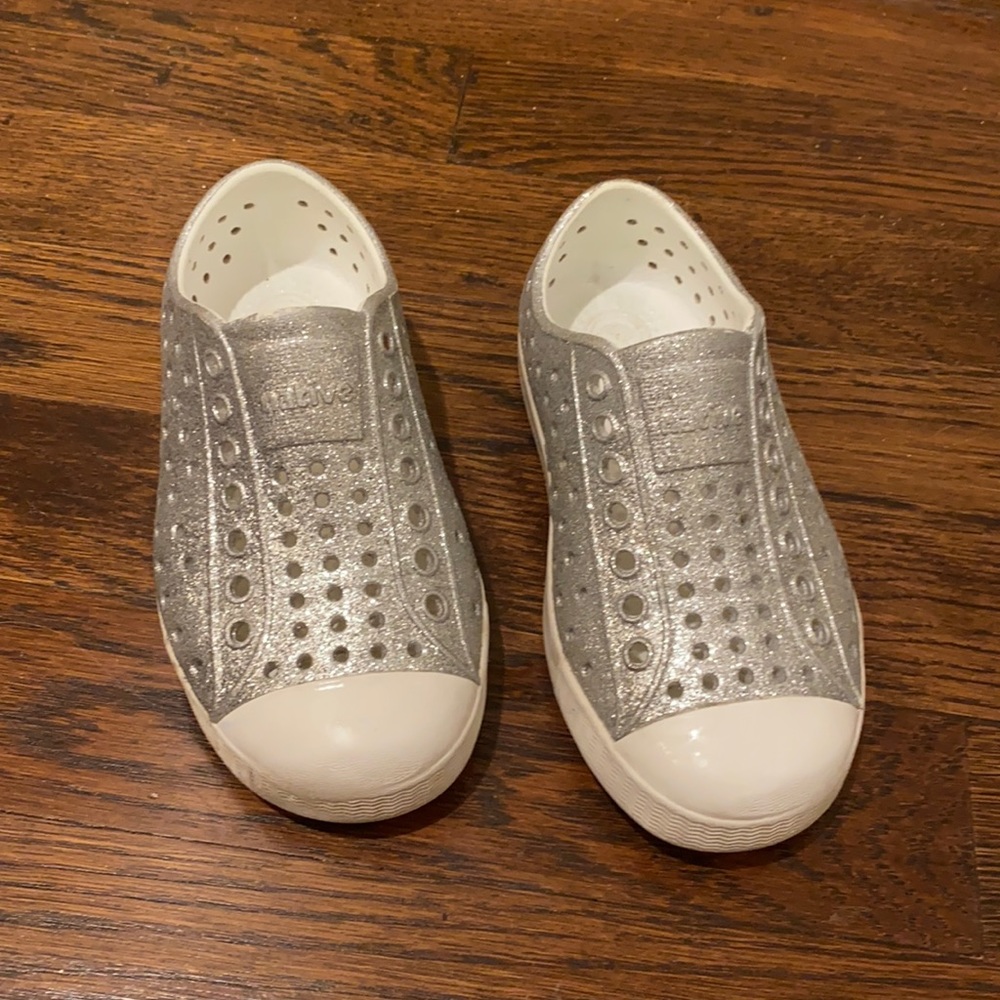 Native silver metallic toddler girls shoes